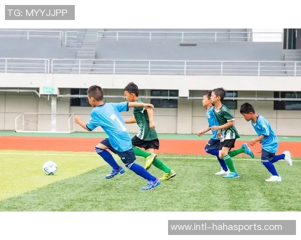 踢足球进入新阶段探索青少年足球发展与竞技水平提升的路径